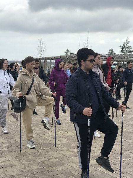 Шаг за шагом: Студенты ВолгГМУ осваивают скандинавскую ходьбу