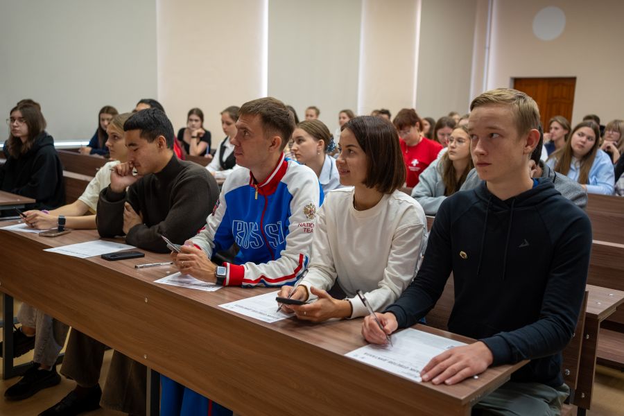 Чемпион Сурдлимпийских игр сел за парту вместе со студентами ВолгГМУ