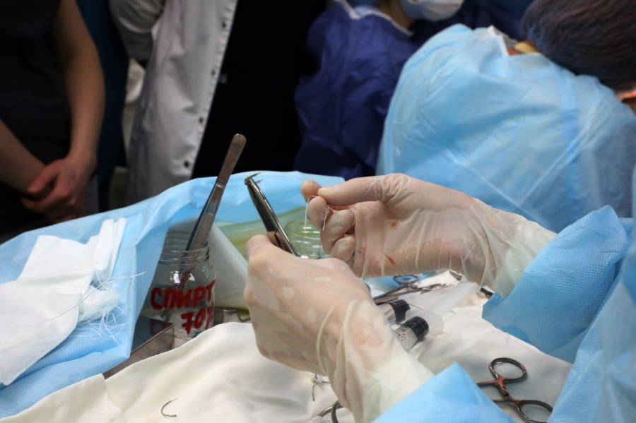 Врачи Клиники №1 ВолгГМУ Минздрава России провели пациенту одномоментно две операции