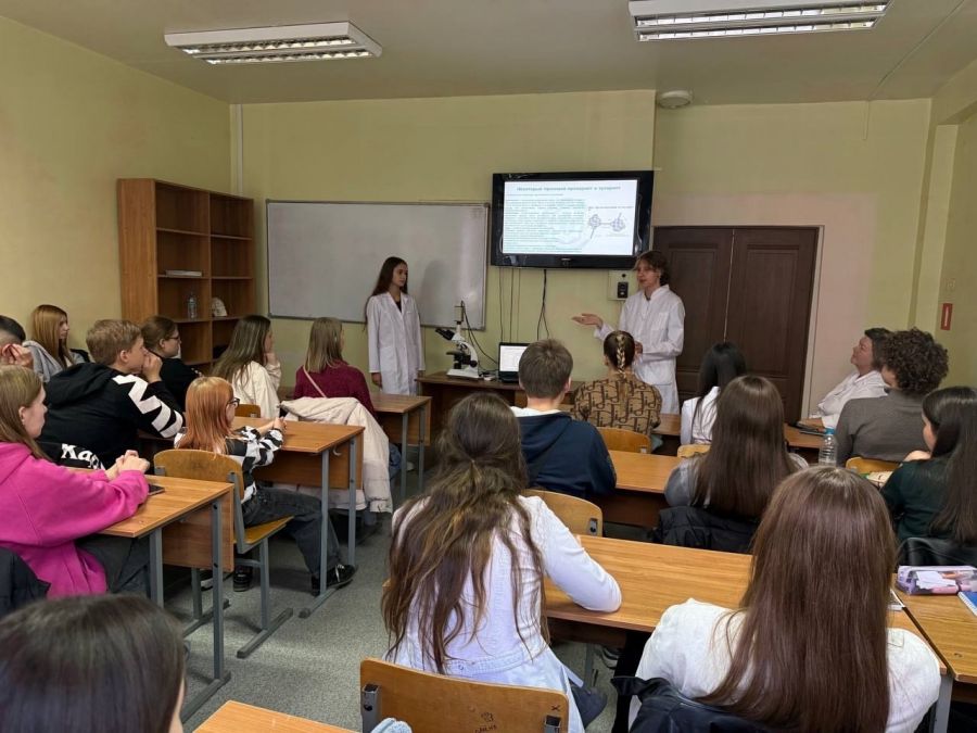 Погружение в мир клетки: школьники на интерактивном занятии по цитологии Погружение в мир клетки: школьники на интерактивном занятии по цитологии