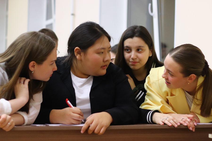 Первокурсники ВолгГМУ прошли интеллектуальные испытания в игре «Что? Где? Когда?» 