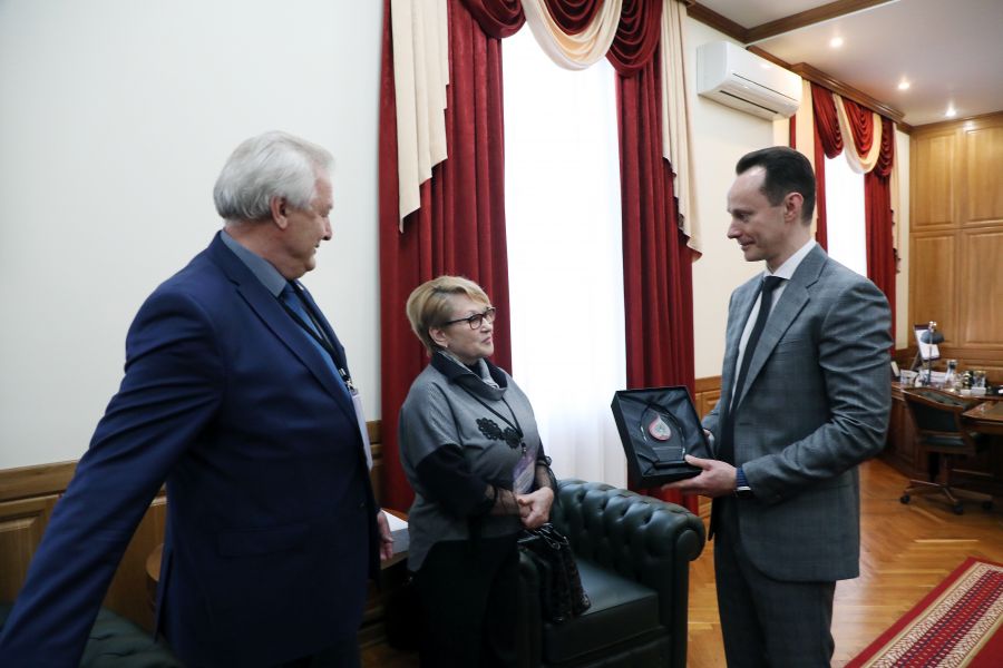 «Очень волнительно в этих стенах вновь оказаться»: Владимир Шкарин встретился с выпускниками 1982 года