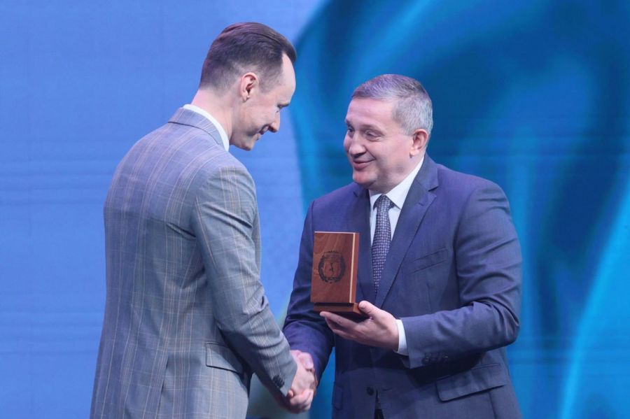 Губернатор Андрей Бочаров поздравил коллектив ВолгГМУ с награждением Орденом Почёта