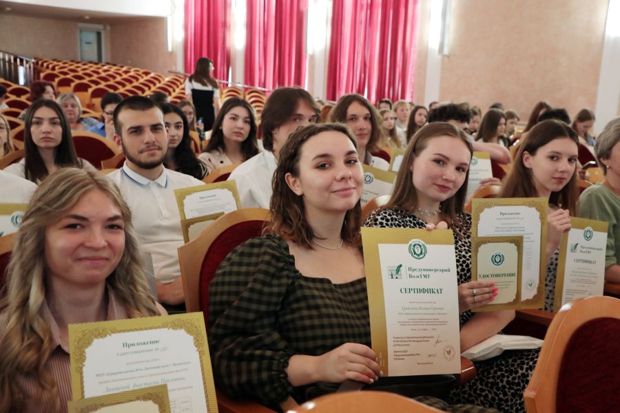 Выпускникам Предуниверсария ВолгГМУ вручили удостоверения об окончании медико-биологических классов  