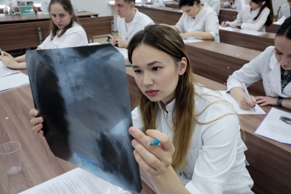 Выпускники педиатрического факультета сдали государственный экзамен 