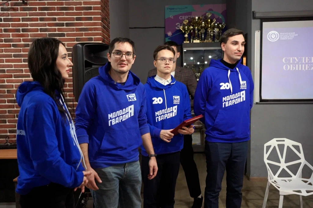 Заместитель председателя Молодой Гвардии Единой России Юрия Костомаха, руководитель аппарата федерального координатора по ЮФО Михаил Дубровской и региональный руководитель Владислав Ушаков провели совместный мониторинг здания