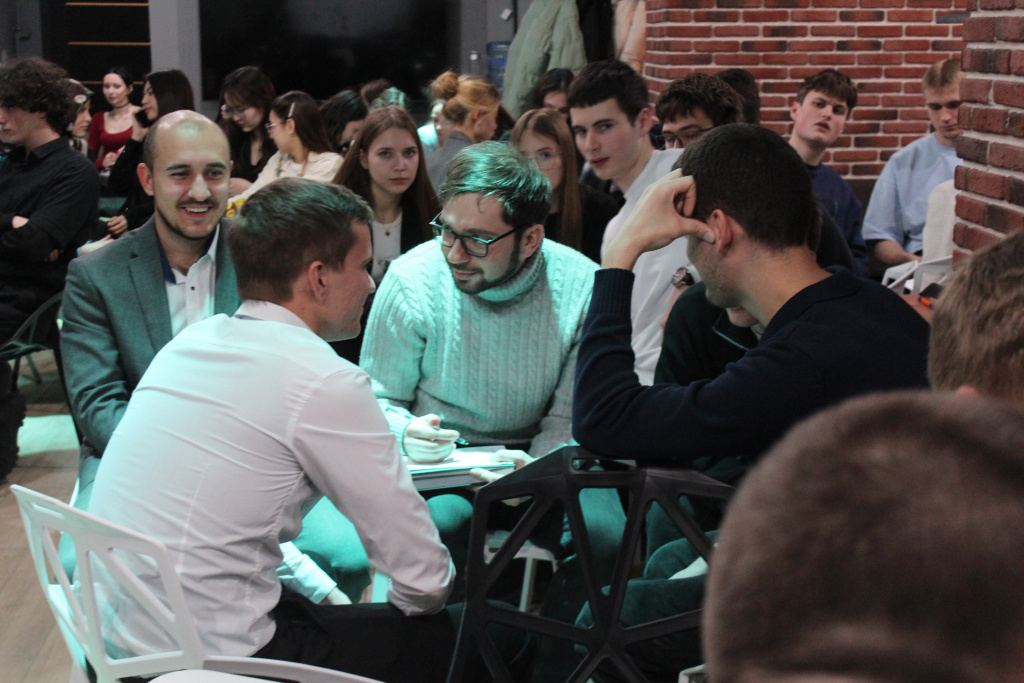 Программа квиза состояла из семи увлекательных раундов, каждый из которых проверял не только знания, но и эрудицию, логику и умение работать в команде