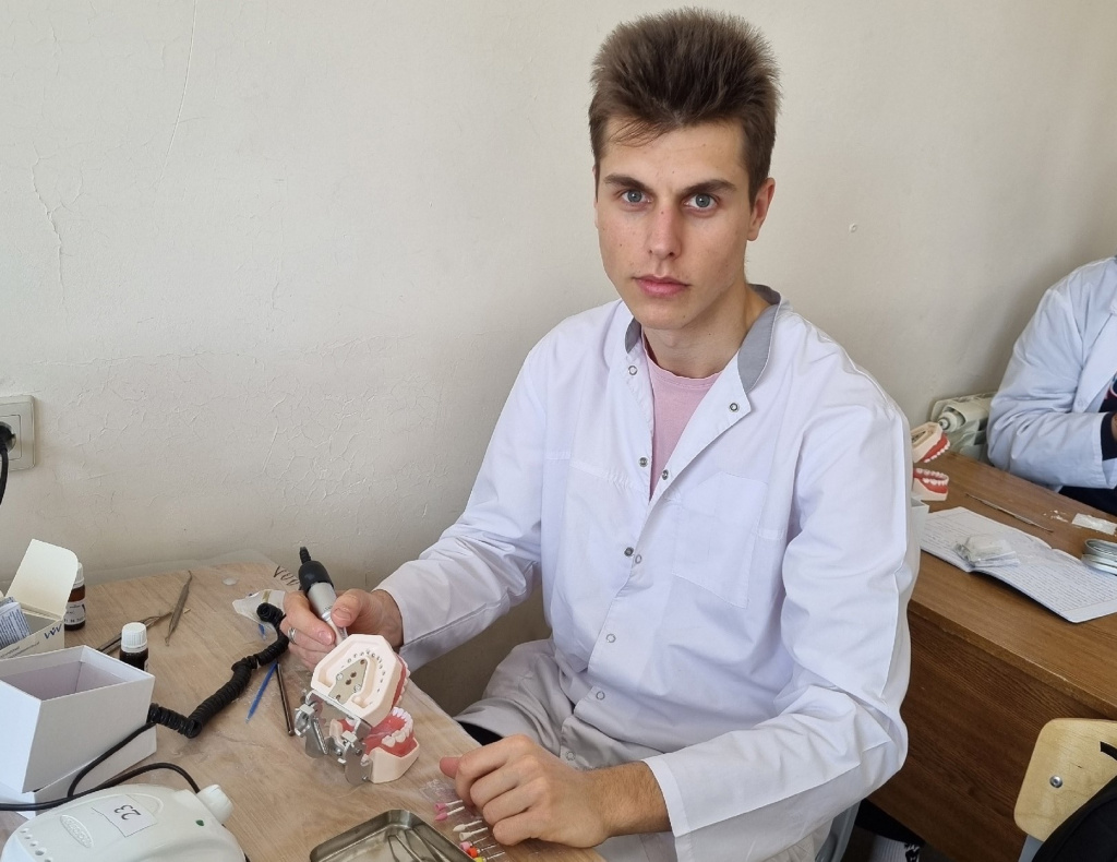 «Никакое другое направление даже не рассматривал»: студент ВолгГМУ рассказал о семейной династии и мечте стать стоматологом