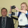 Пресс-конференция по экзскелету эндохирурга в ВОКБ № 1. 5 апреля 2019. На фото журналист Светлана принимает участие в эксперименте