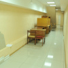 В коридоре цокольного этажа главного корпуса ВолгГМУ