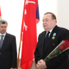 Губернатор Анатолий Бровко вручает Владимиру Петрову Орден Дружбы