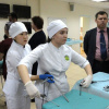 Кондратьева и Эрендженова выполняют задание по эндовидеохирургии