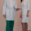 Студенты-медики в белых халатах