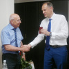 Директор ПМФИ, д.м.н. В.Л.Аджиенко вручает медаль имени Муравьева профессору И.Н.Тюренкову