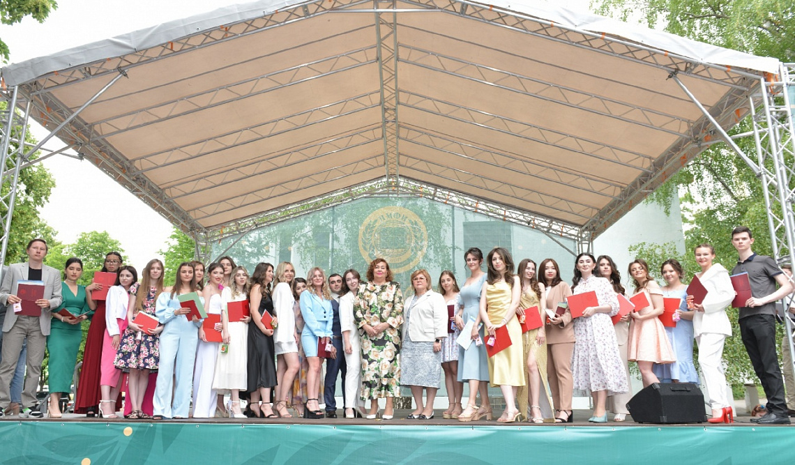 Студентам Пятигорского медико-фармацевтического института вручили дипломы